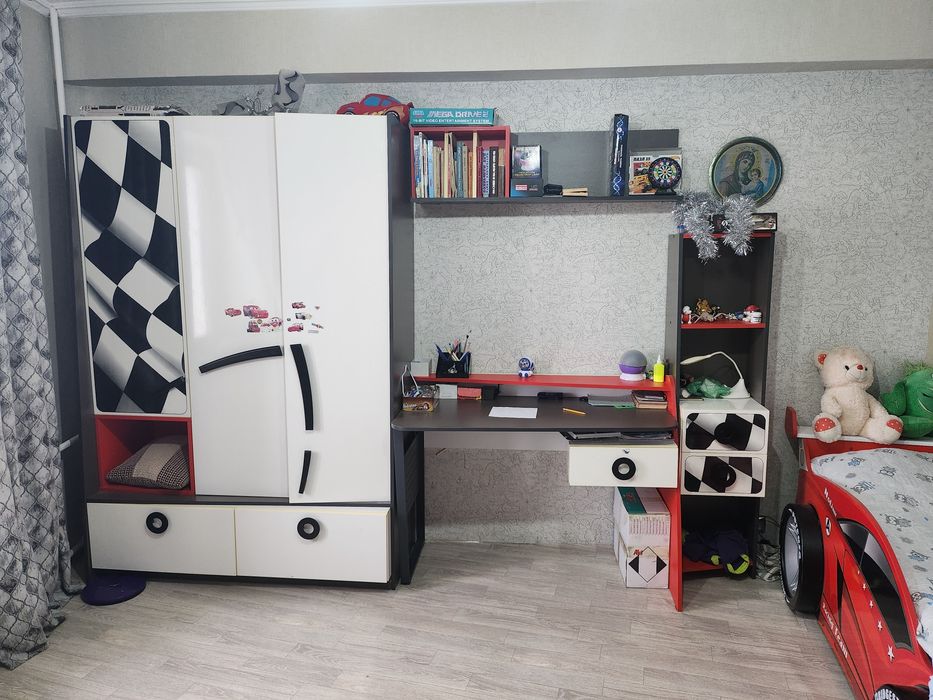 Детская кровать в виде машинки