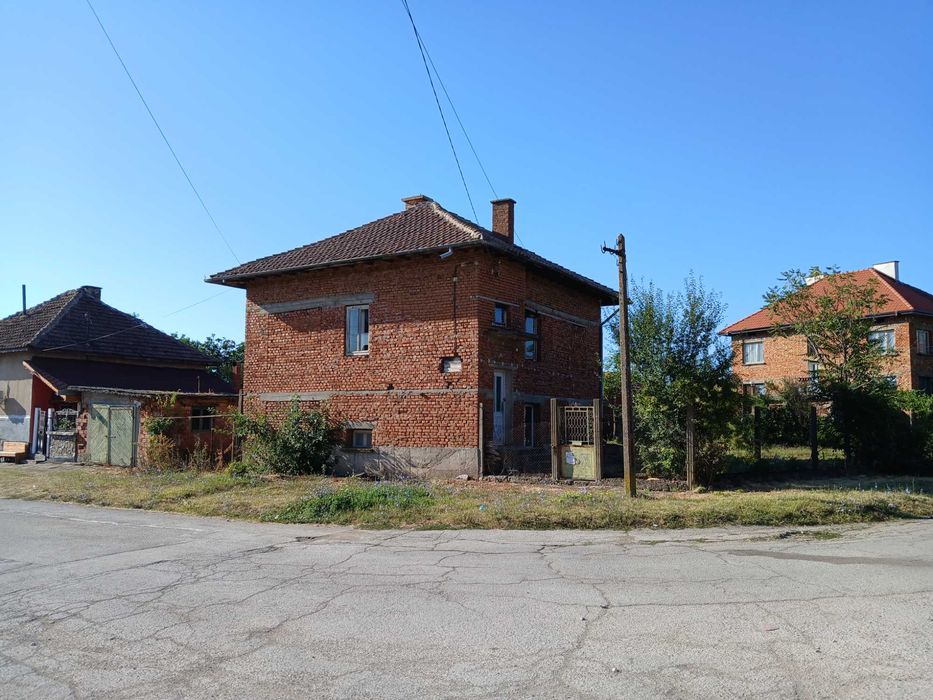 Продавам голяма къща в село малорад