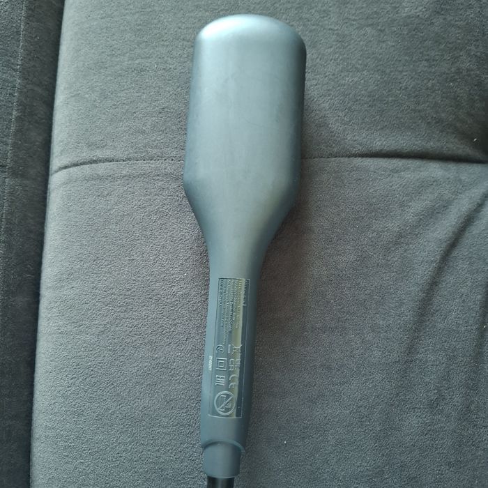 Расчёска, выпрямитель волос