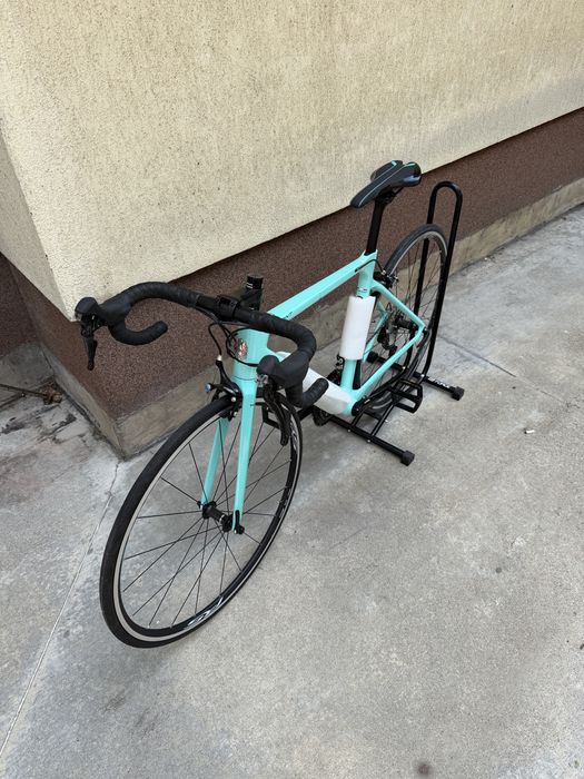 ЧИСТО НОВ Карбонов шосеен велосипед Bianchi Sprint (Celeste)