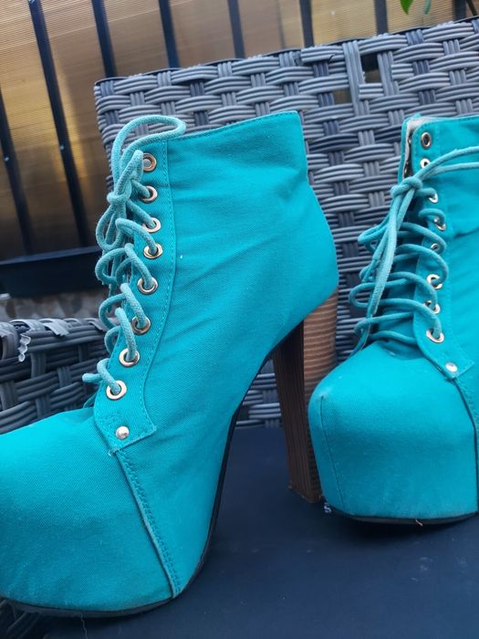 Pantofi mărimea 38 cu toc inalt.