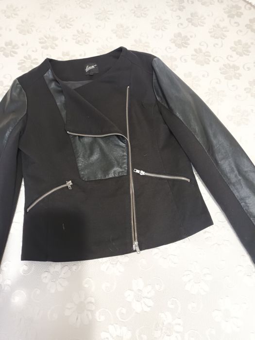Вталено яке, еко кожа и плат,черно