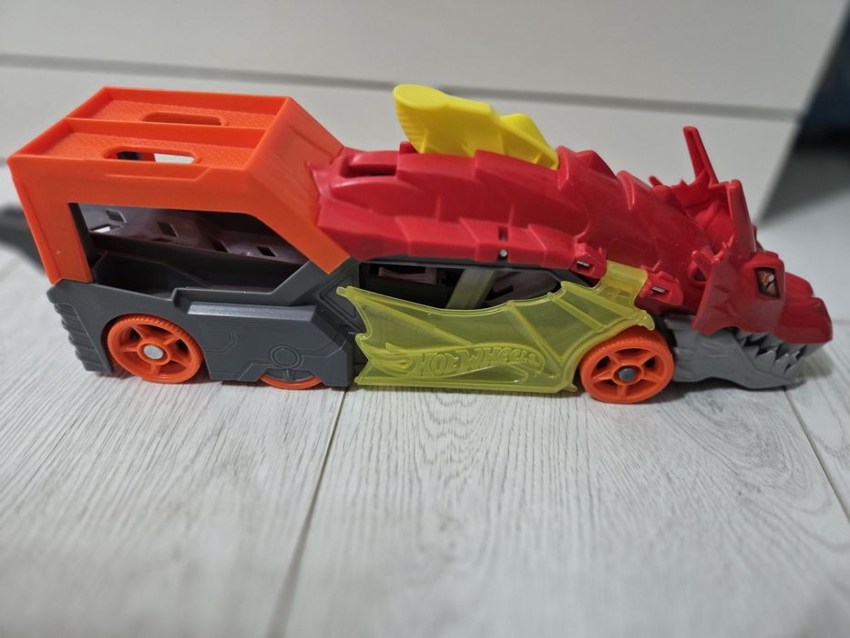 Писти Hot wheels по 6 евро всяка