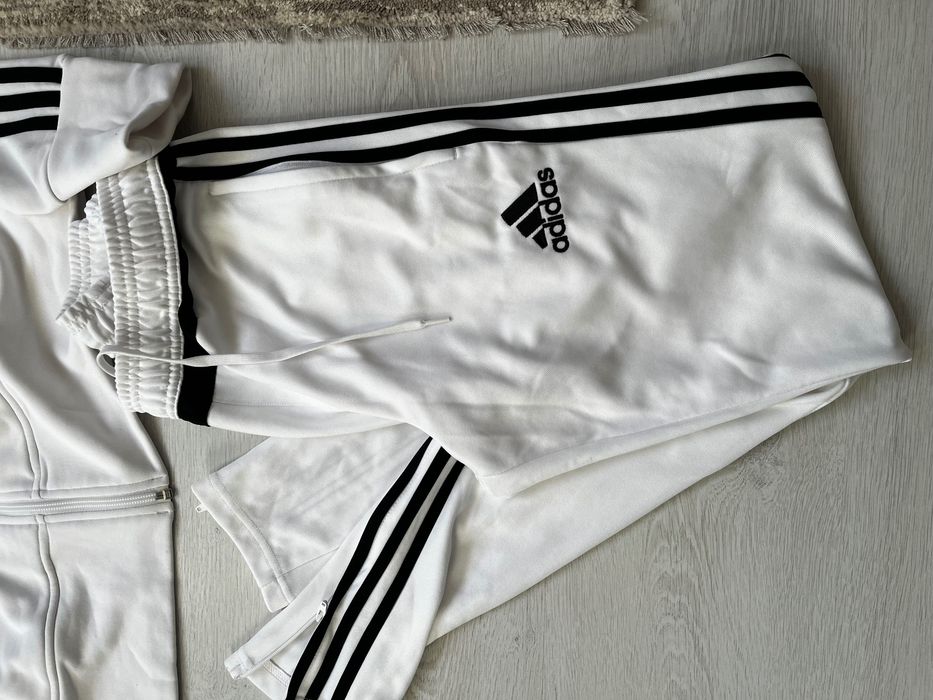 Продавам дрехи на Adidas