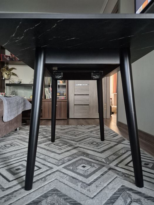 Продам стол чёрный.