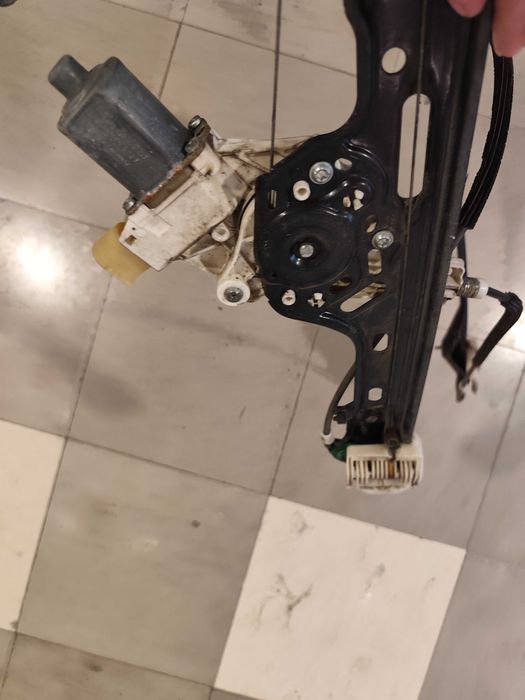 Стъкло повдигащ механизъм BMW 1 e87