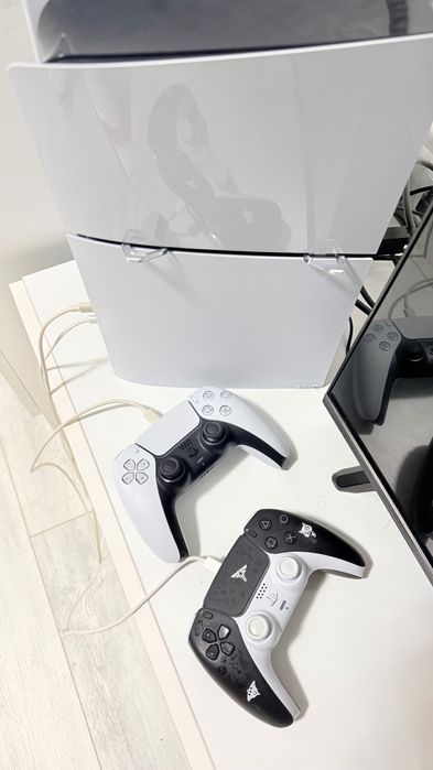 Sony PlayStation 5 Slims (PS5) + 2 контролера – отлично състояние