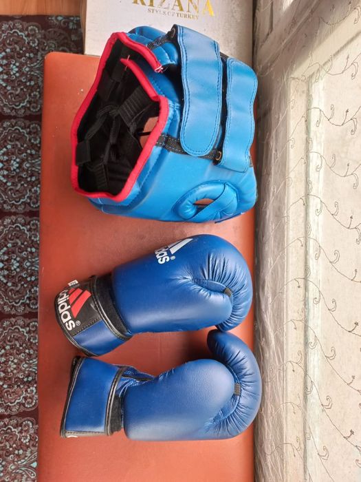 Боксерские шлем и перчатка