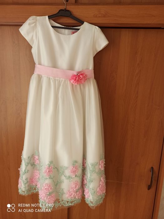 Продам нарядное платье для девочки