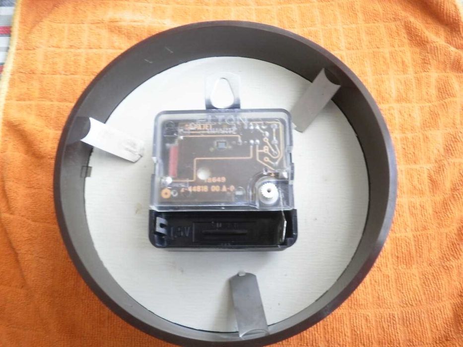 часовник Prim малък стенен - кварцов