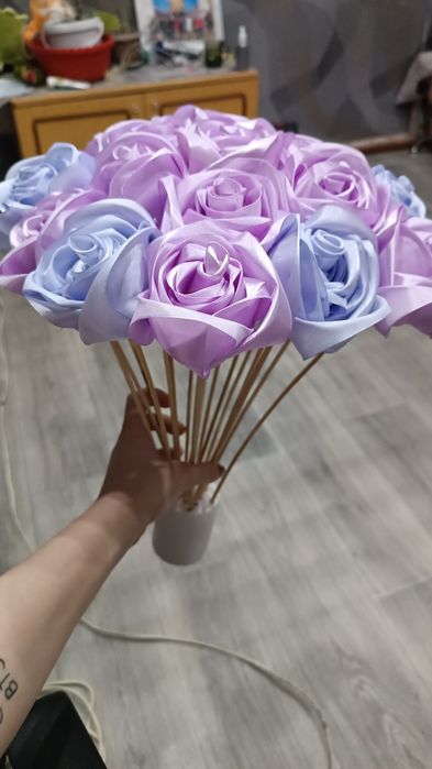 розы из атласной ленты