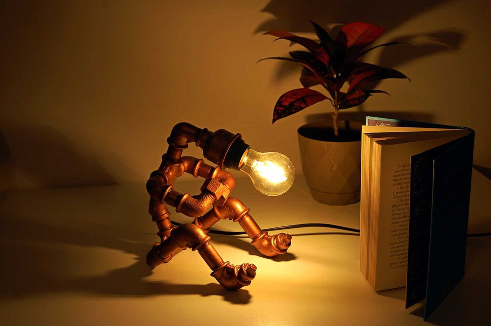 Veioza metal, veioza steampunk, stil industrial in forma de om