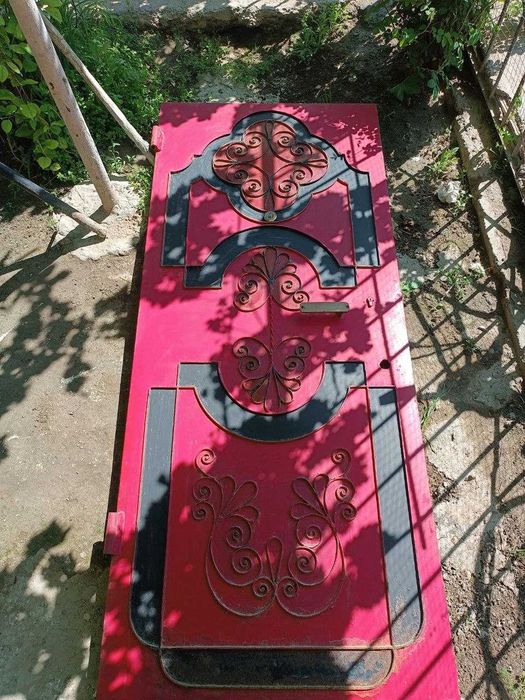 Temir eshik sotiladi