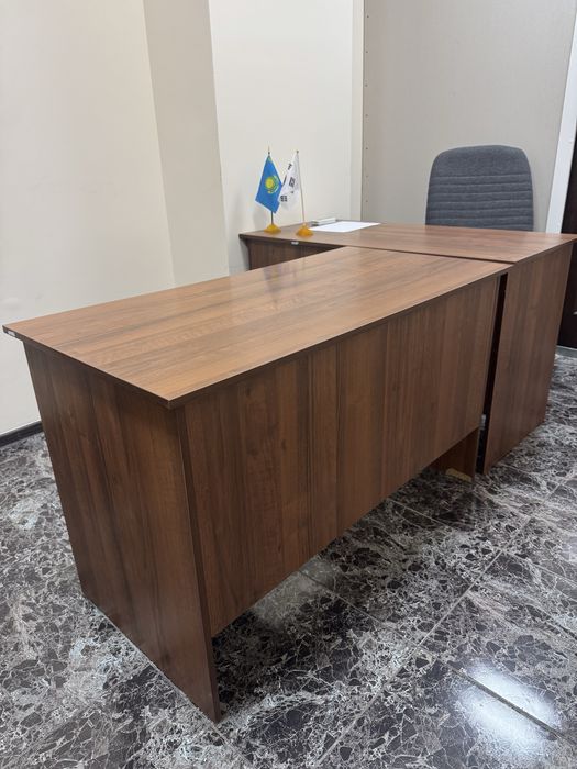 Офисные столы с тумбочкой