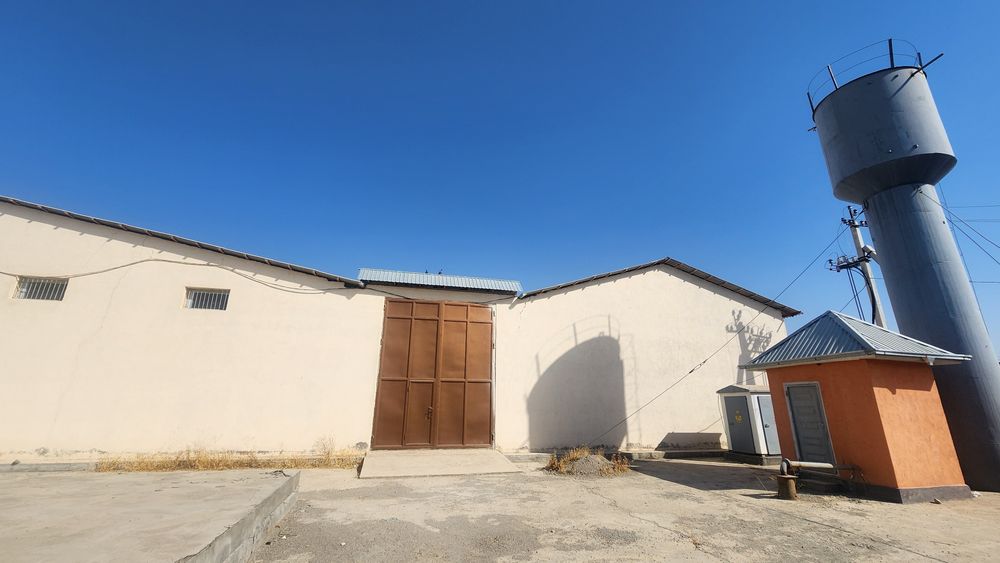 Ишлаб чикаришга мулжалланган база арзон нархда зудлик билан сотилади