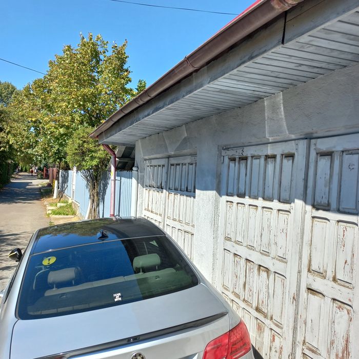 Vând usi garaj din lemn