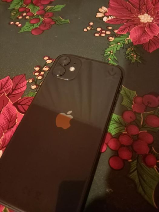 Vând iPhone 11 în stare bună
