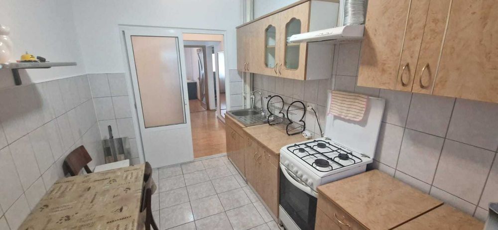 De vanzare apartament 3 camere decomandat
