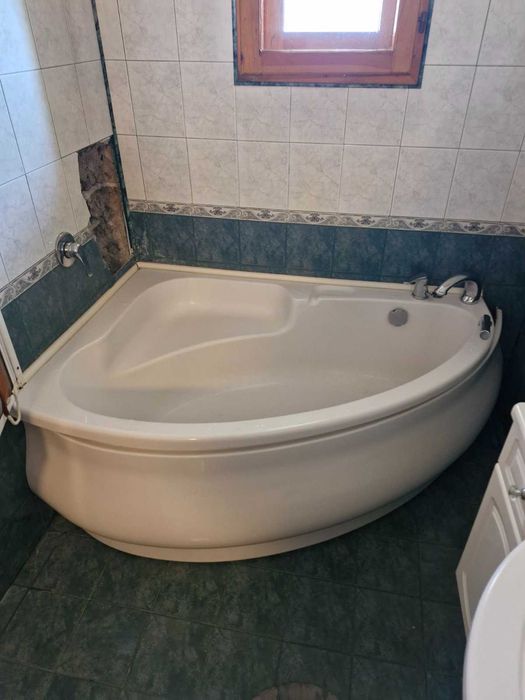 Ъглова вана за баня с кранове и подвижен душ