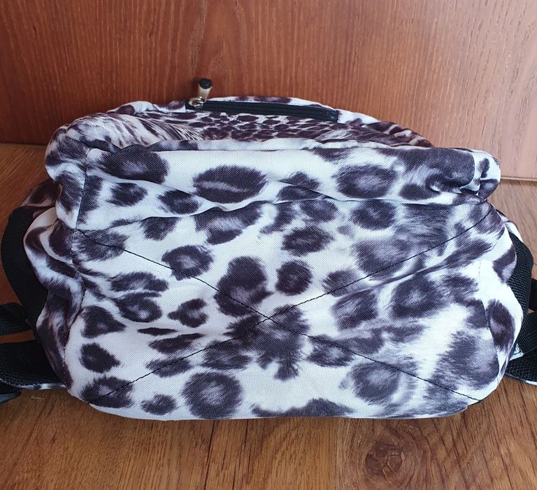 Продавам здрава и красива ученическа раница "ST.Right"