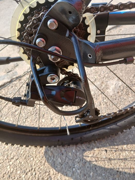 Vând bicicleta rockrider în stare bună are roți de 27.5  bicicleta are cadrul din aluminiu