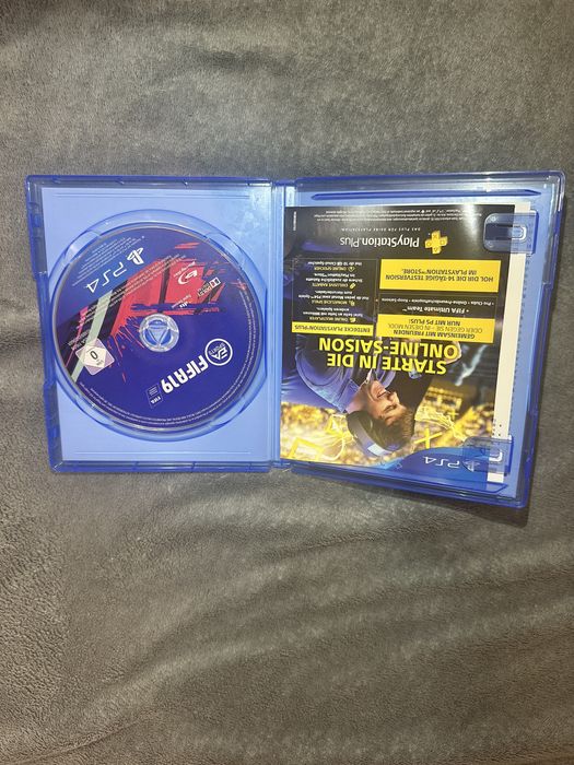 PlayStation 4 + Controller + Stand + Jocur