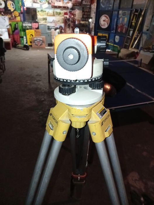 Оптичен нивелир TOP-JR с триножник Topcon и лата