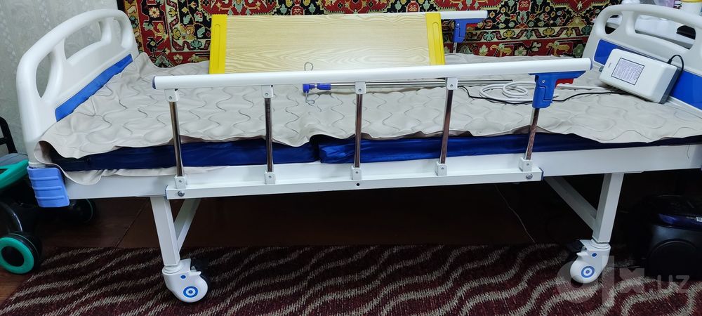 Медицинская кровать для лежачих больных. Матрас противопролежневый
