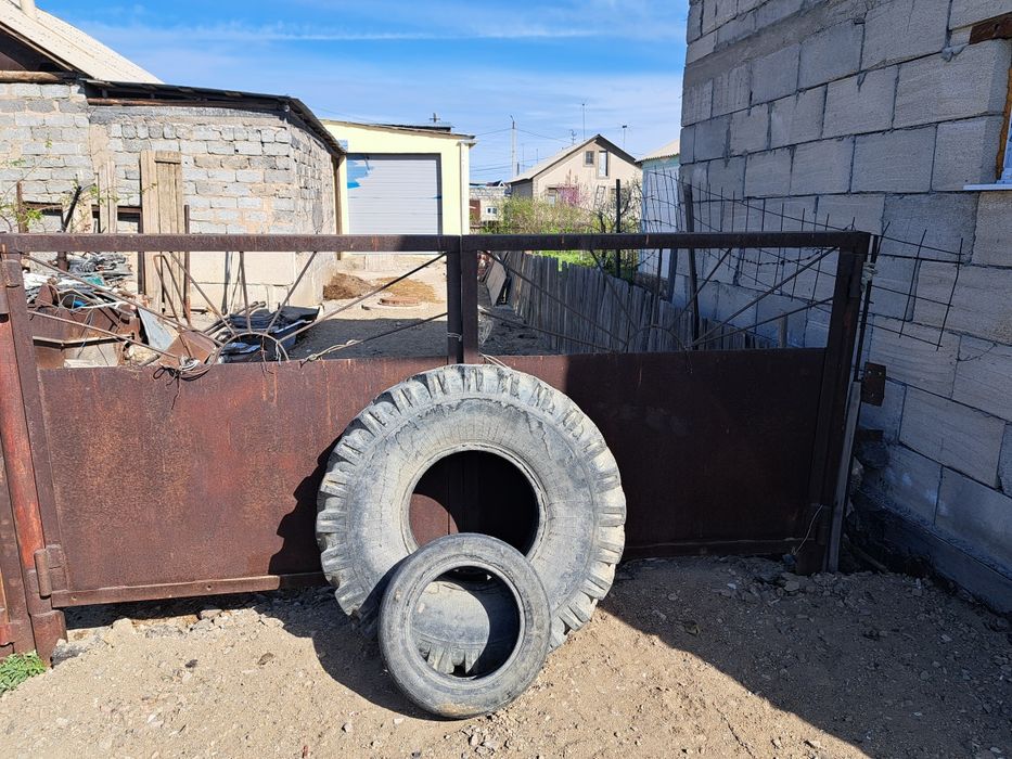 Забор железный мощный.