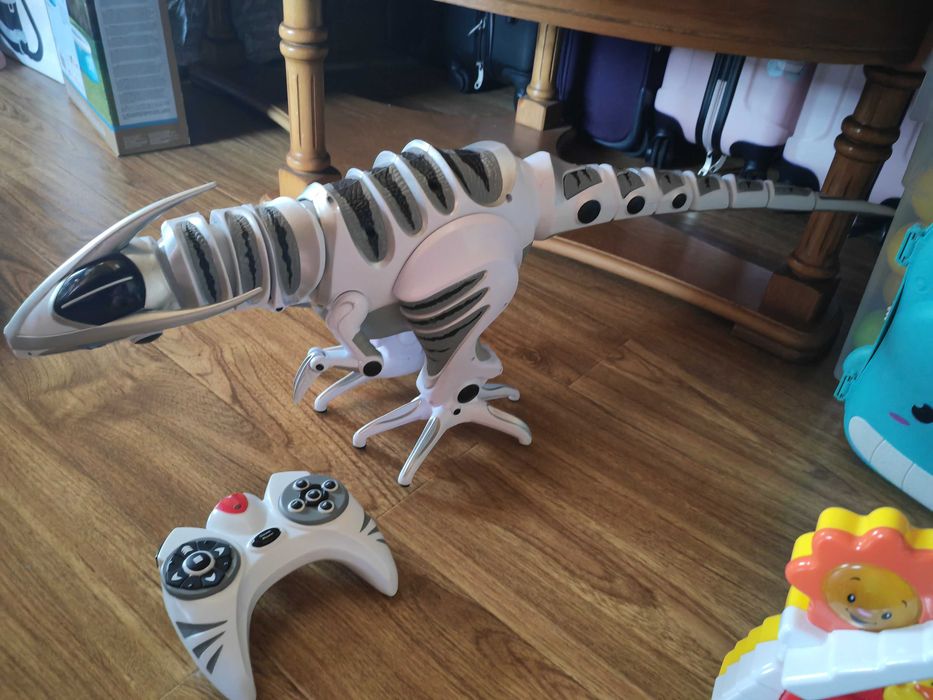 Dinozaur cu telecomanda