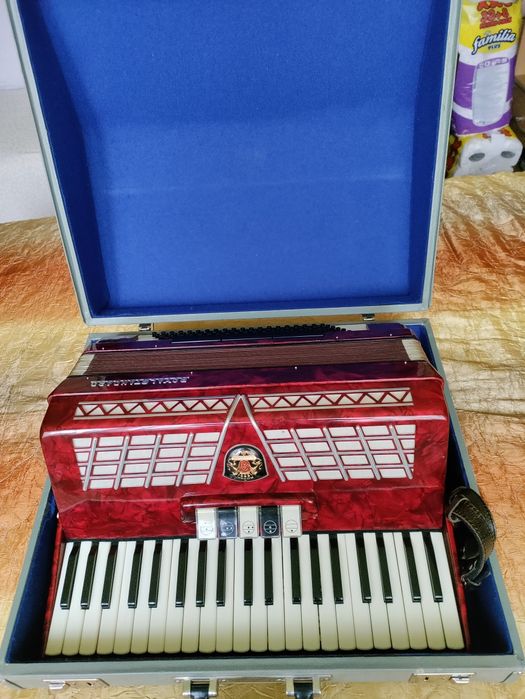 Продавам акордеон ROYAL STANDARD 120баса с куфар