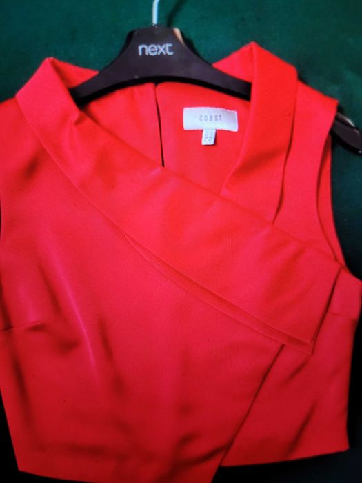 Vand top Coast, rosu intens, ideal pentru Sarbatori