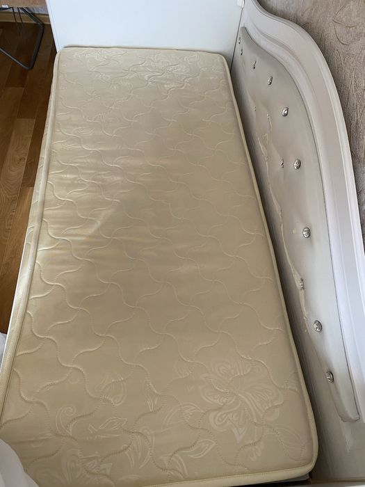 Продам кровать с матрасом