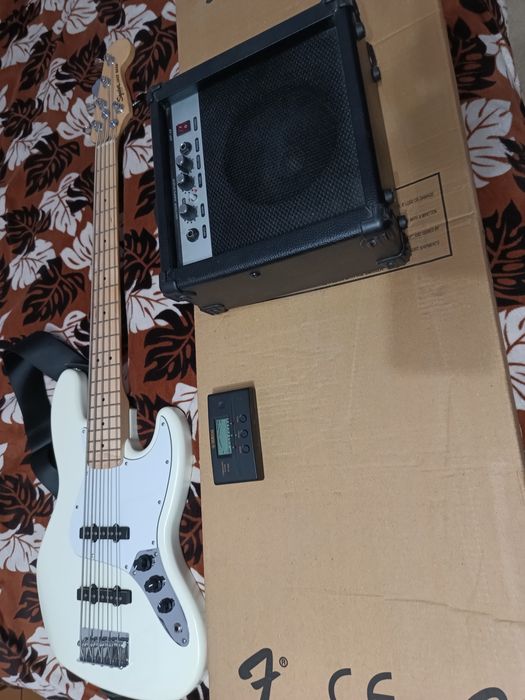 Chitară bass și amplificator