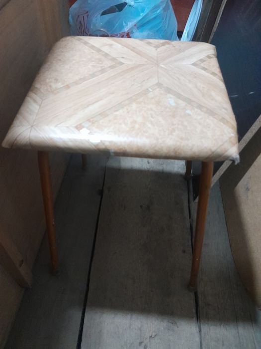 Продам крепкую табуретку