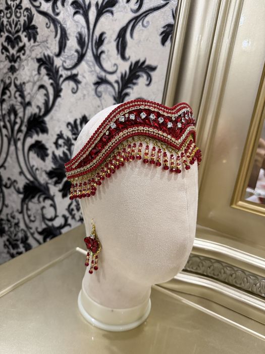 Tillaqosh qizil rangda