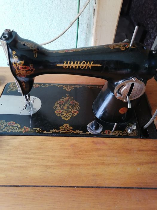 mașina de cusut veche