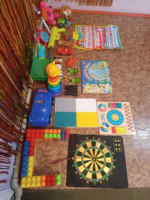 Продаются игрушки.