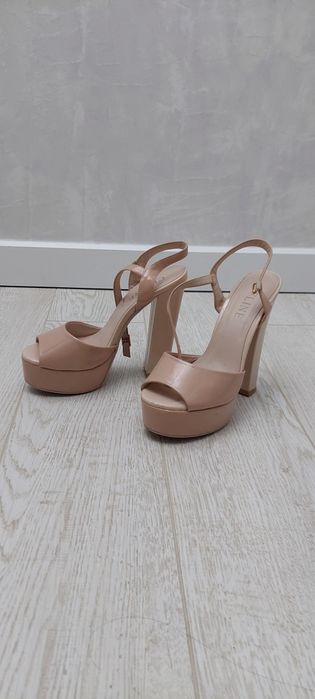 Босоножки на высоком каблуке