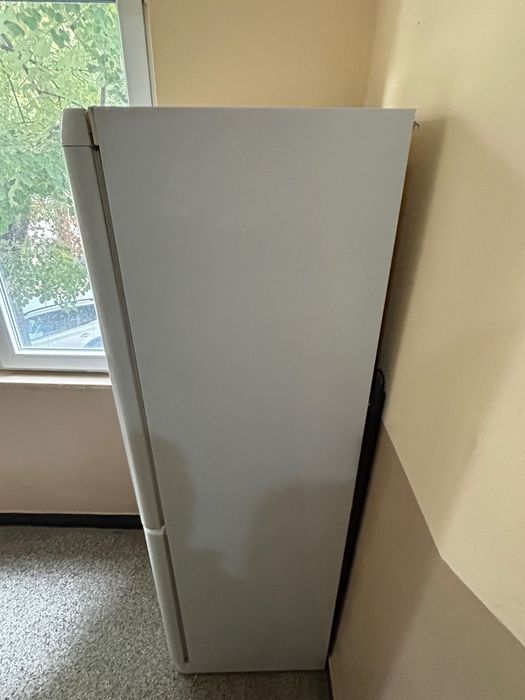 Хладилник Indesit с долен фризер