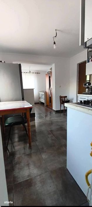 Casă cu 5 camere de închiriat, curte împrejmuită