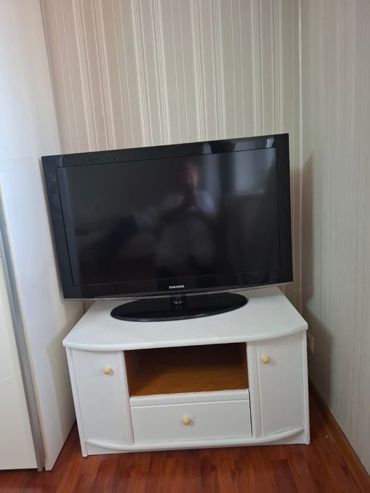 Продам телевизор Samsung вместе с тумбой