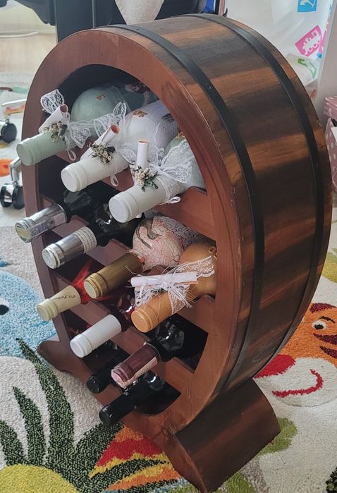 Продавам стойка за вино