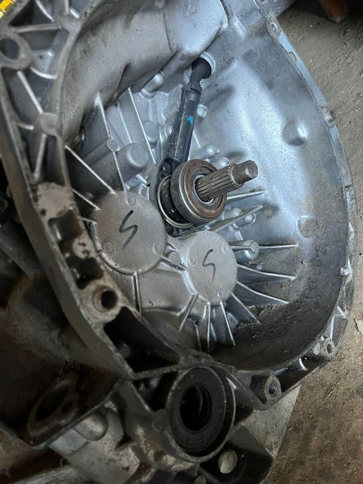 Cutie viteze Renault Laguna.