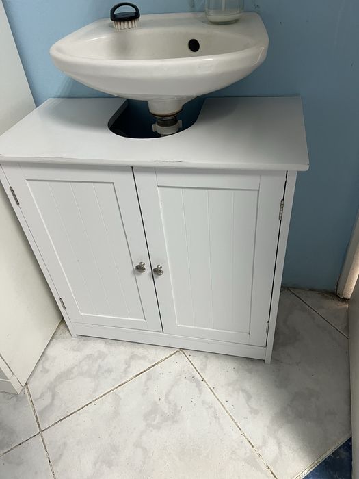 Продавам долен шкаф за баня бял