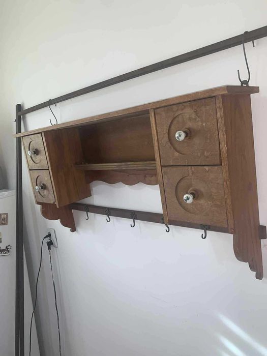 Cuier Polita cu patru sertare din lemn si butoane portelan