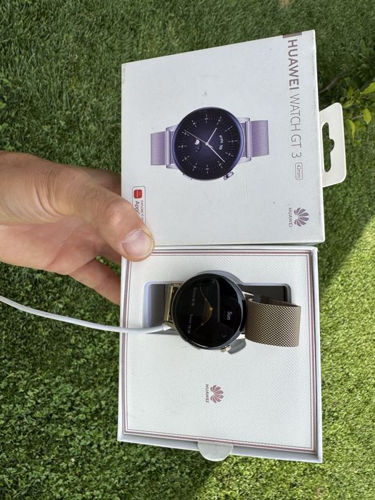 Smartwatch HUAWEI GT 3 gold de 42mm impecabil ca nou ORIGINAL, cutia lui cu serie