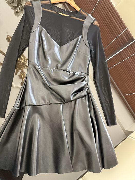 Три дамски рокли над коляното или под средата на бедрото