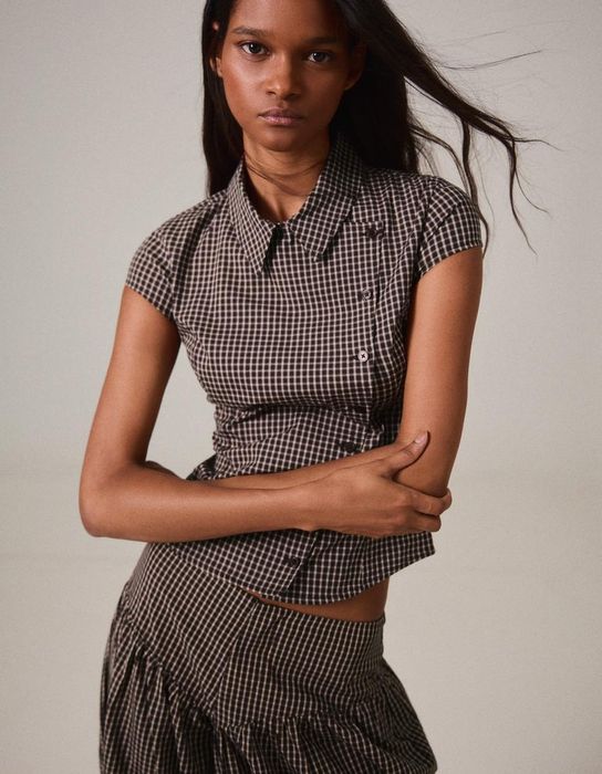 Черная рубашка из Bershka.
