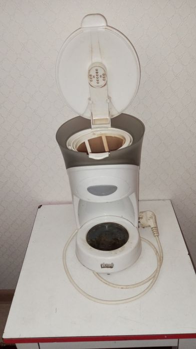Aparat pentru cafea și ceai cu filtru de hîrtie.